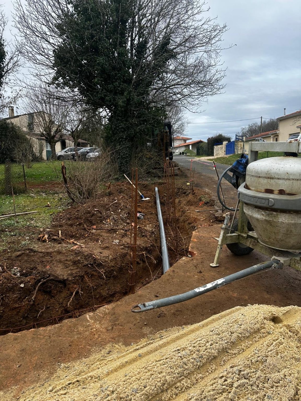 Tranchée de fondation et canalisation du mur de clôture, Ruffec