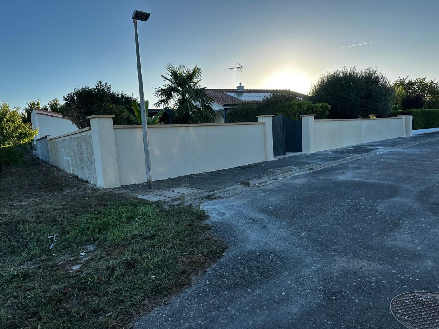 Mur de clôture enduit vu depuis la rue, Saint-Maurice-des-Lions