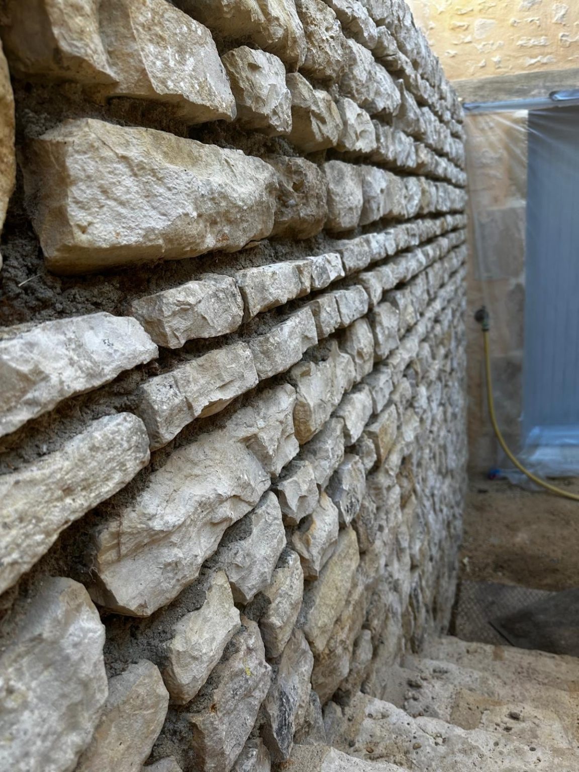 Détail du rejointoiement des pierres, Verteuil-sur-Charente