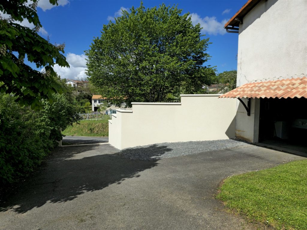 Mur enduit le long de l’allée à Cellefrouin