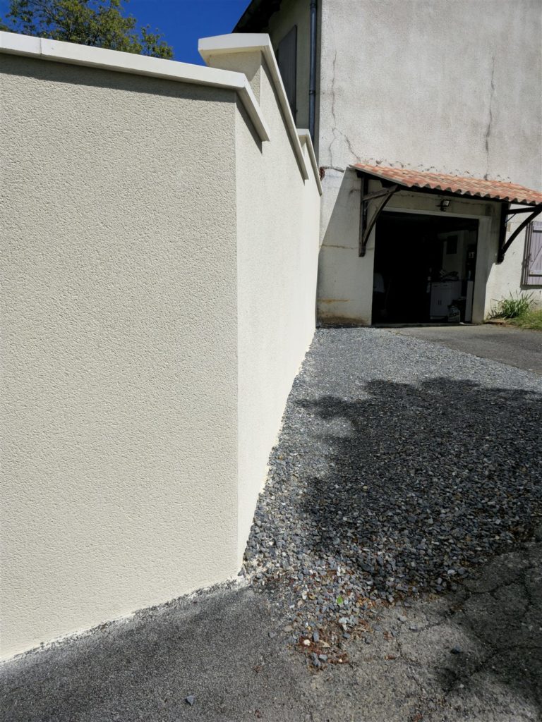 Mur enduit avec chaperon, Cellefrouin