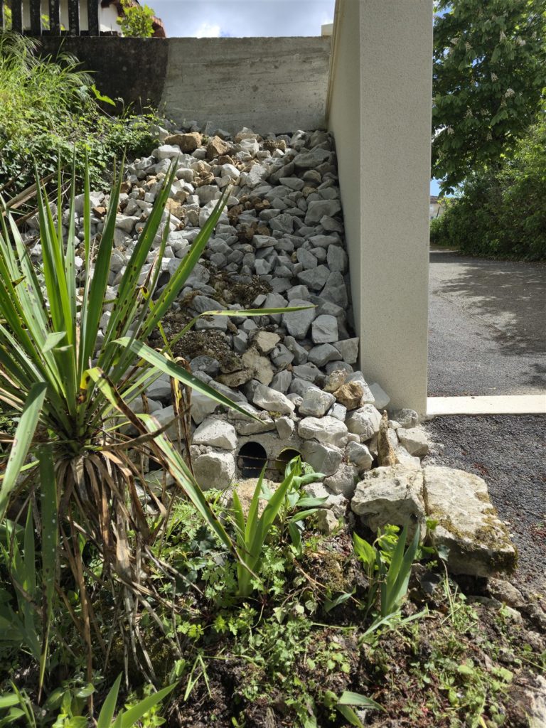 Drainage en pied de mur avec enrochement, Cellefrouin