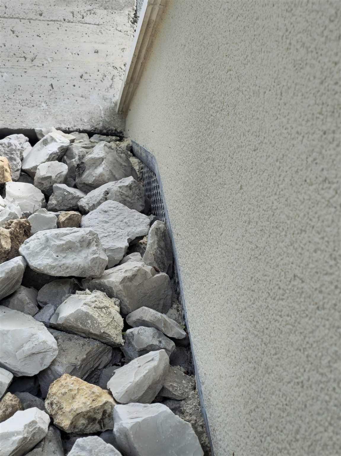 Drainage et enrochement le long du mur enduit, Cellefrouin
