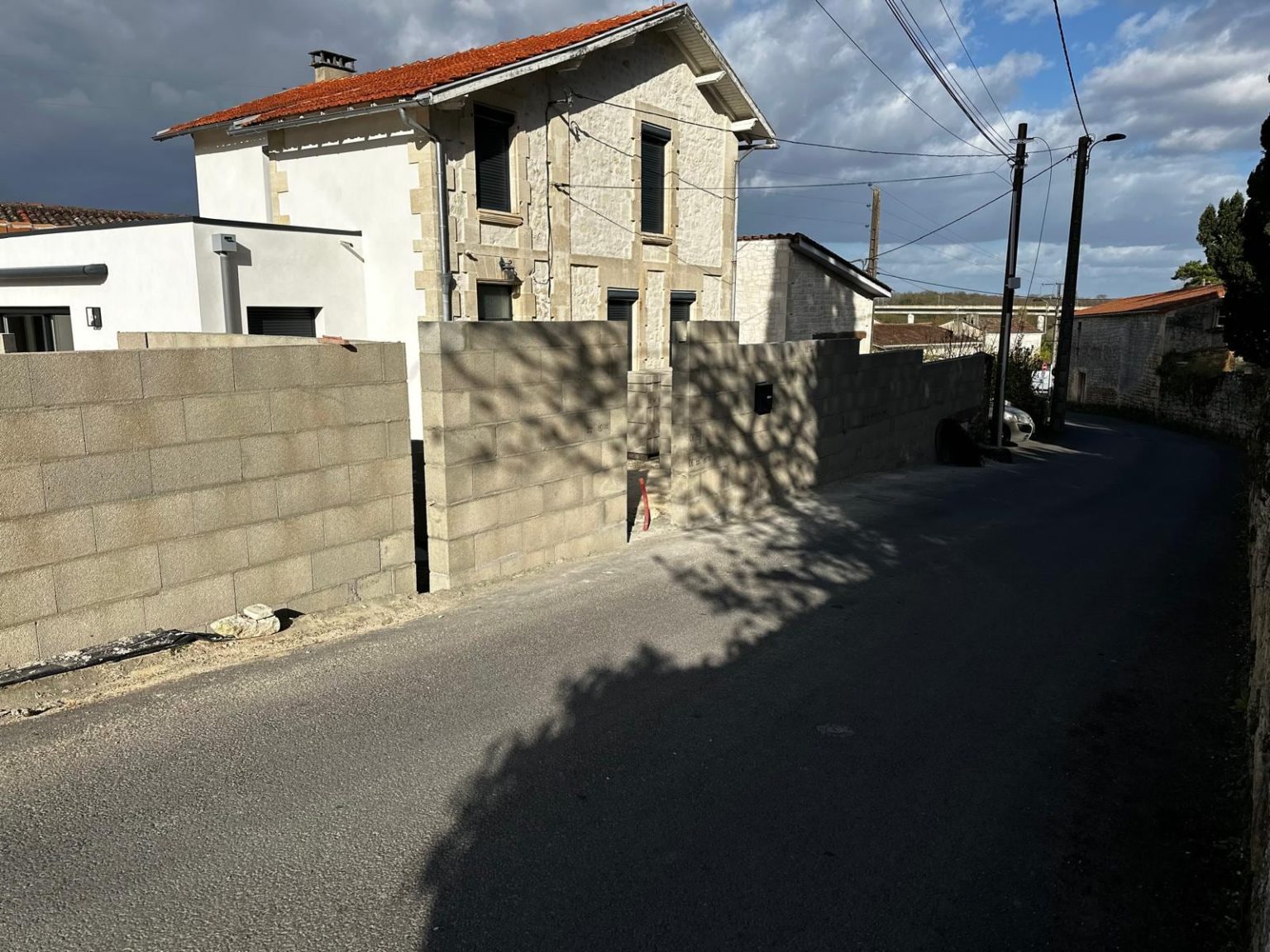 Murs en blocs béton le long de la rue, Nersac