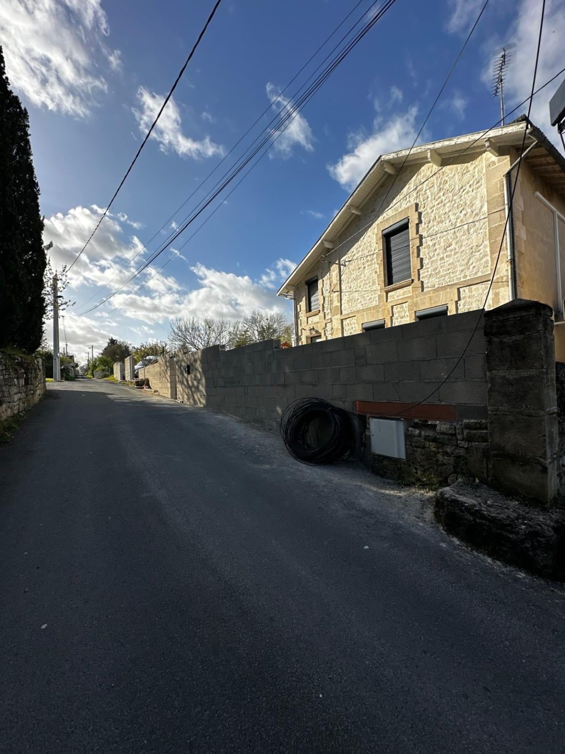 Mur en blocs béton en bordure de rue, Nersac
