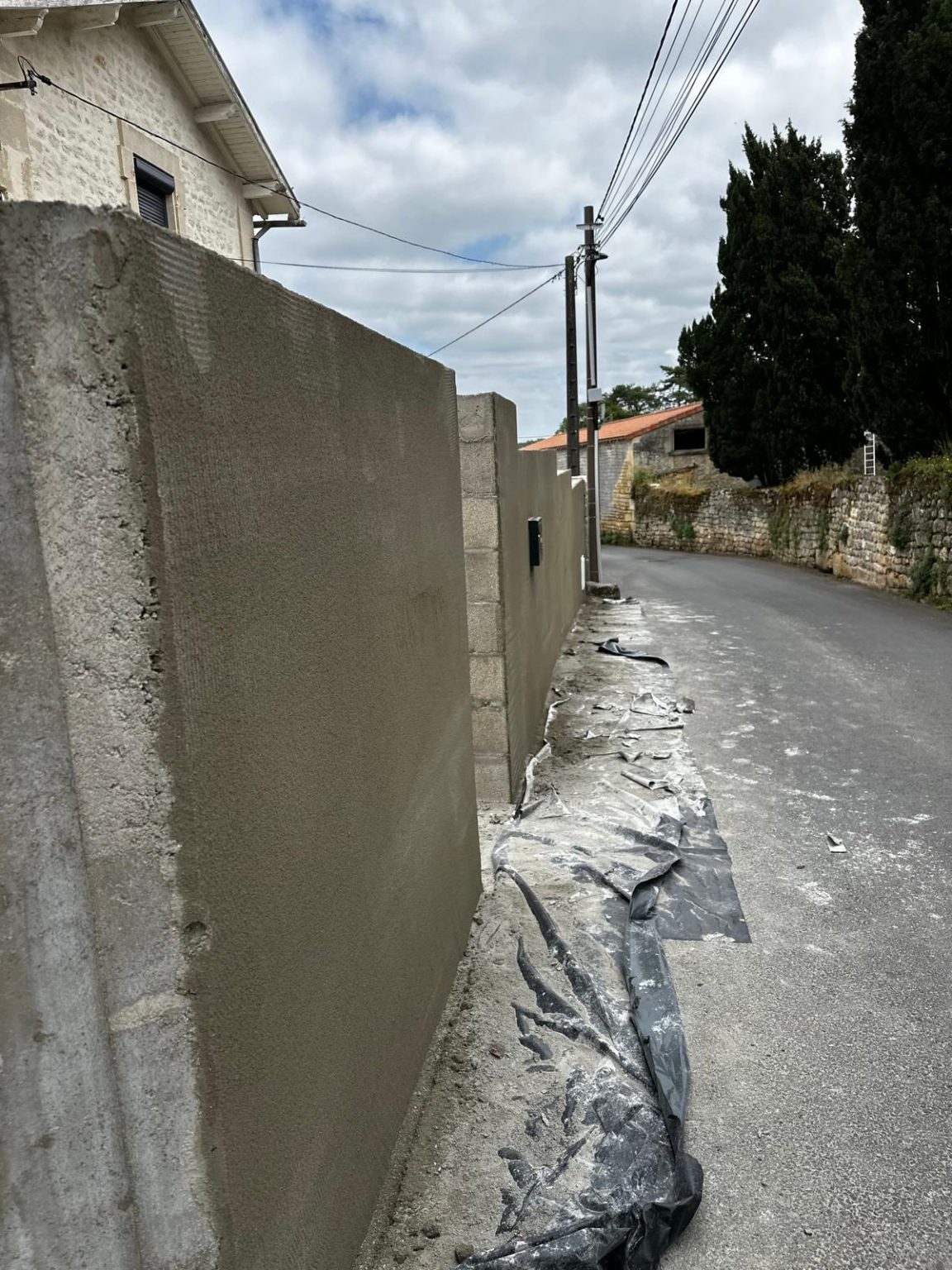 Murs enduits en bordure de voie, Nersac
