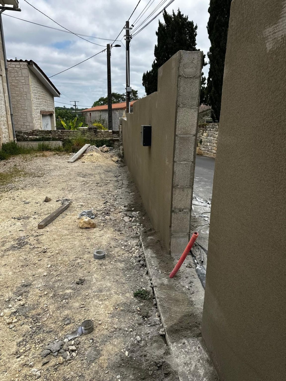 Murs enduits et cour, Nersac