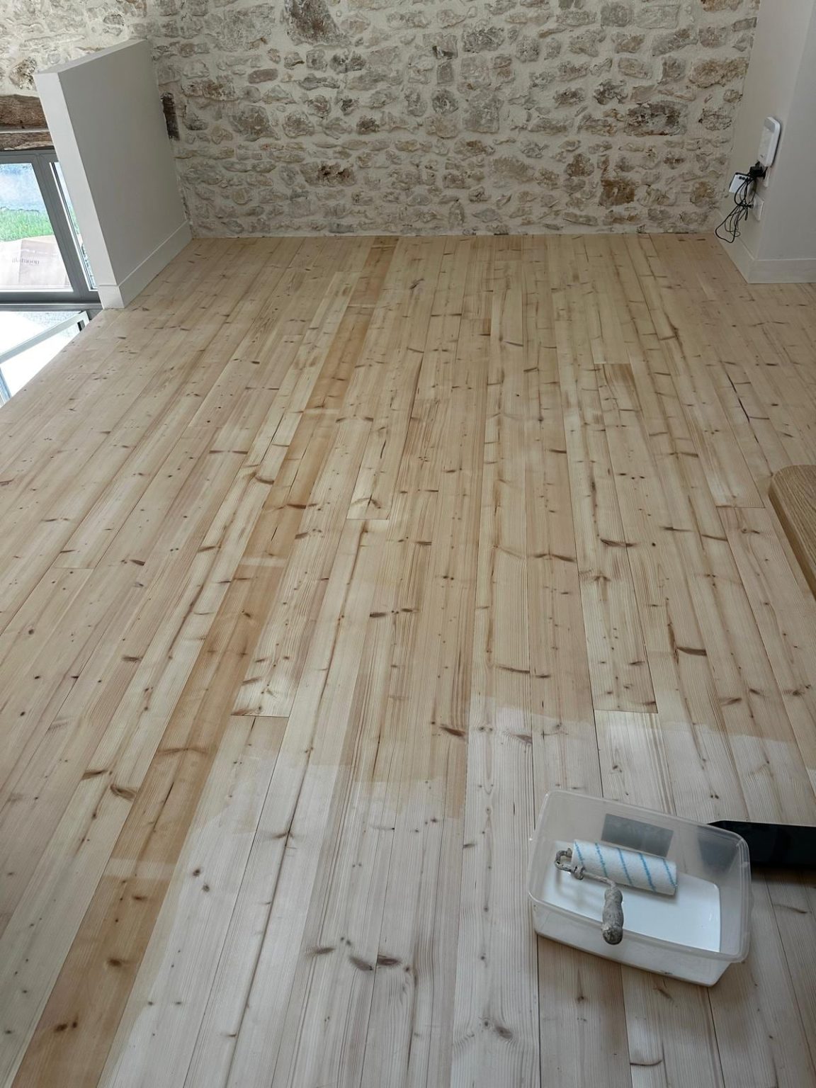 Vitrification du parquet au pied du mur en pierre, Gond-Pontouvre