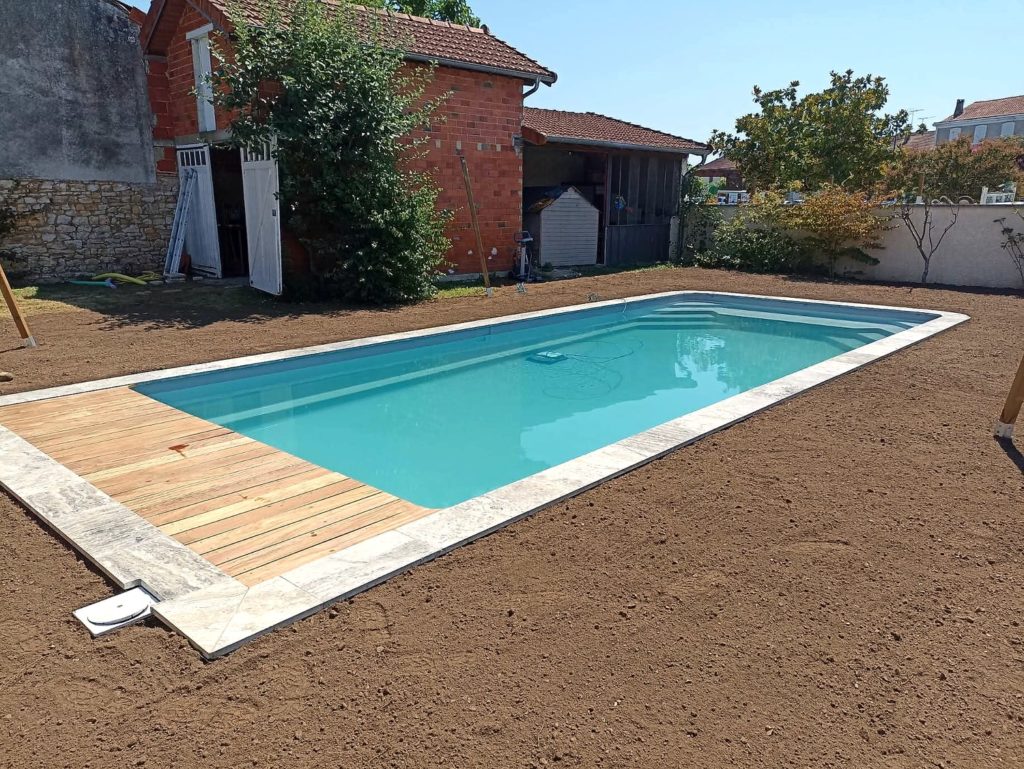Étape 7 : piscine coque terminée avec margelles et terrasse bois