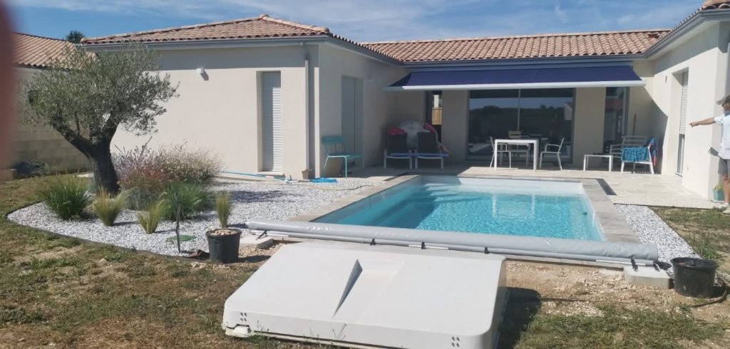 Piscine coque avec plage en gravier et olivier, L'Isle-d'Espagnac