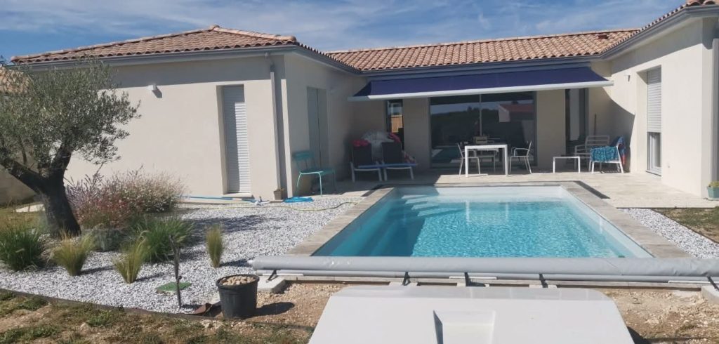 Piscine coque terminée devant la terrasse couverte, L'Isle-d'Espagnac