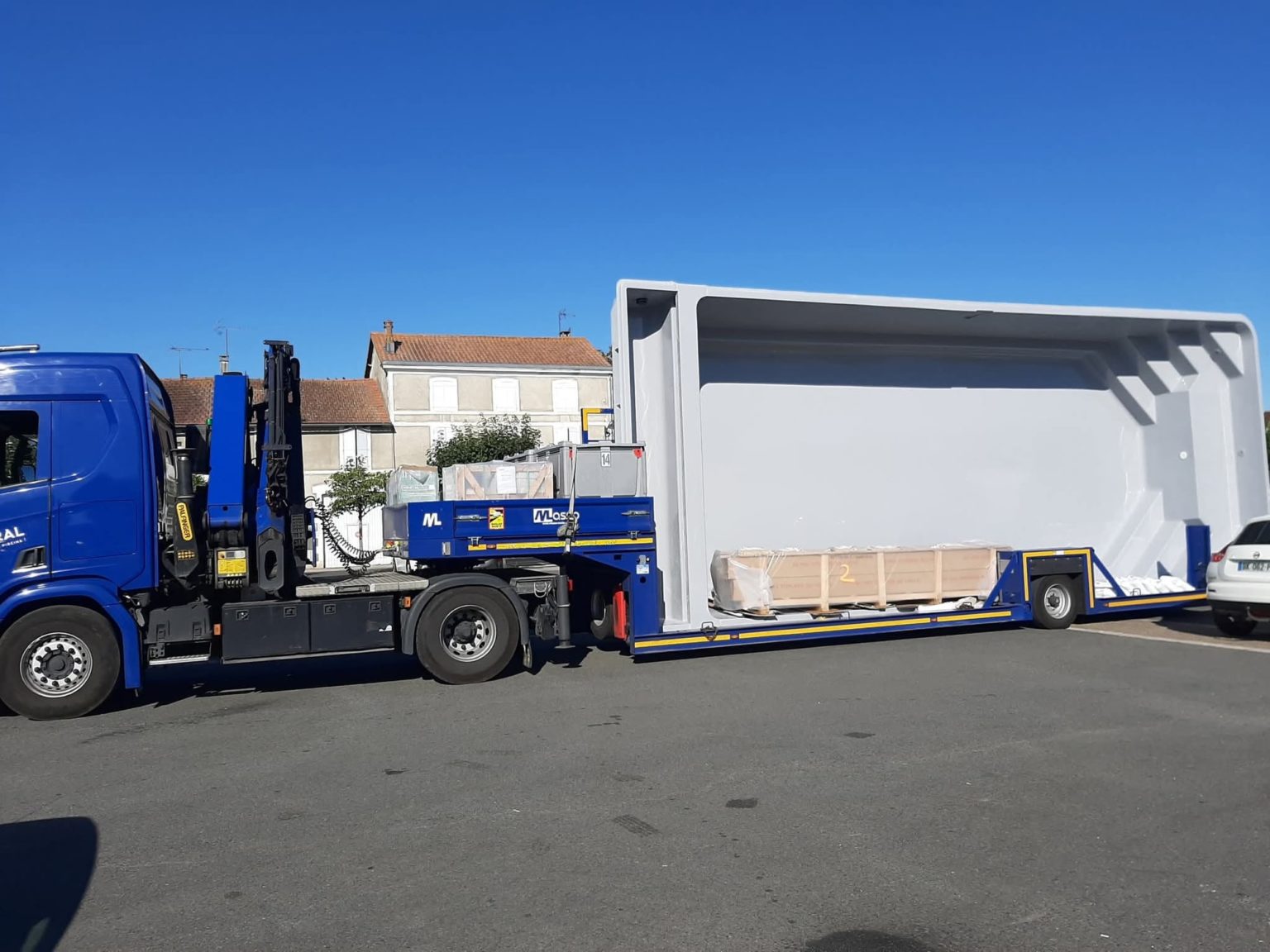 Arrivée de la piscine coque par camion, La Rochefoucauld-en-Angoumois