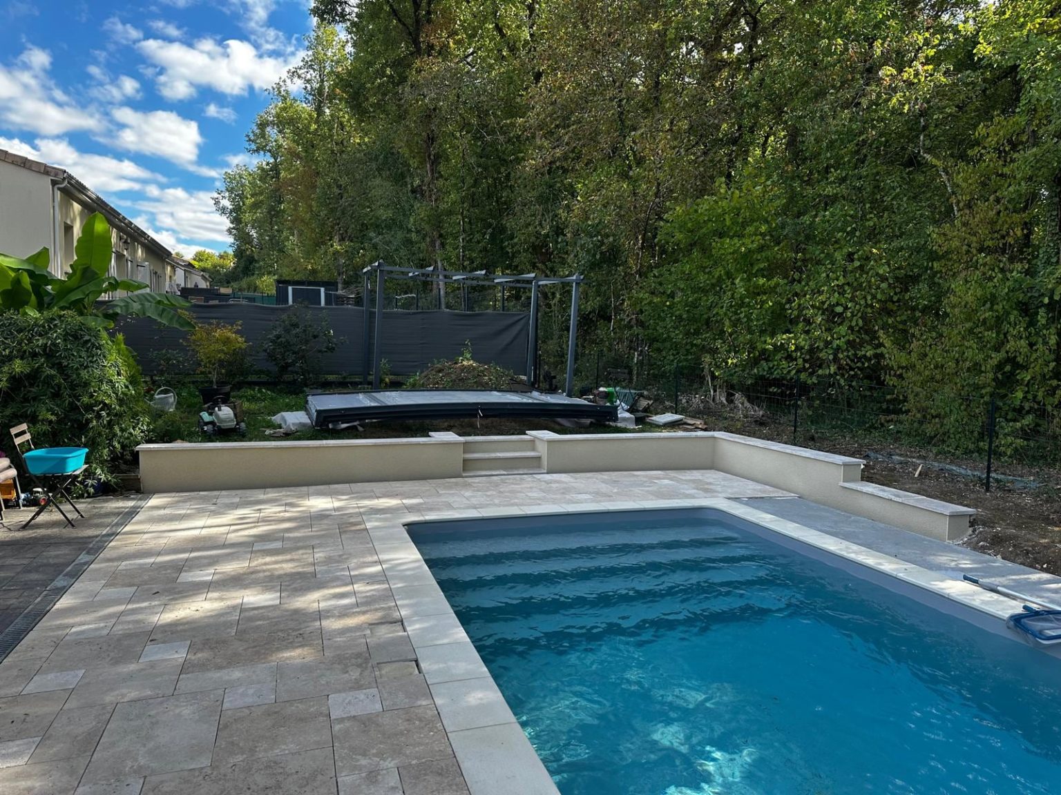 Piscine avec escalier d’angle et plage, Mansle