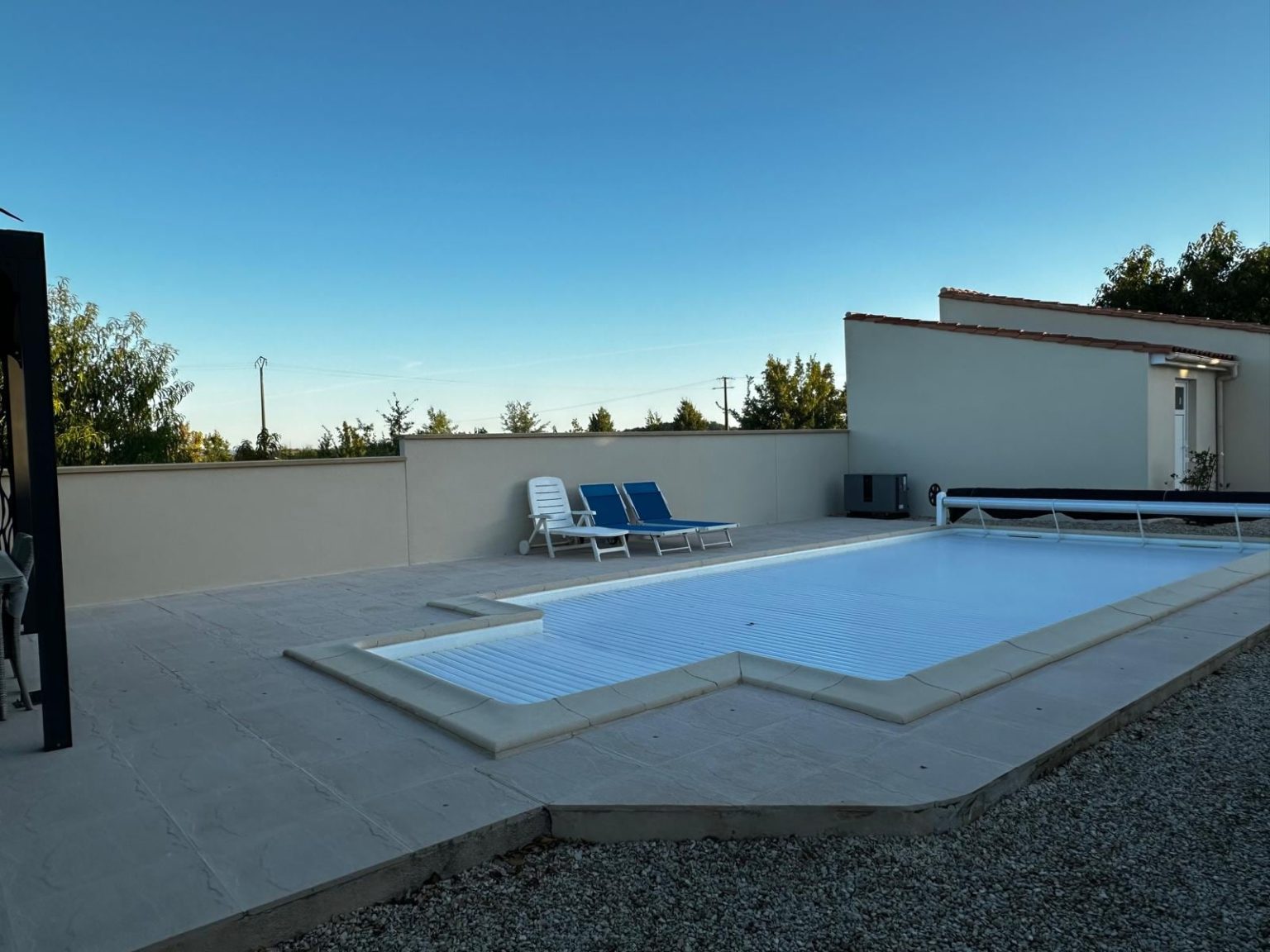 Piscine et plage dans un jardin clos, Mansle