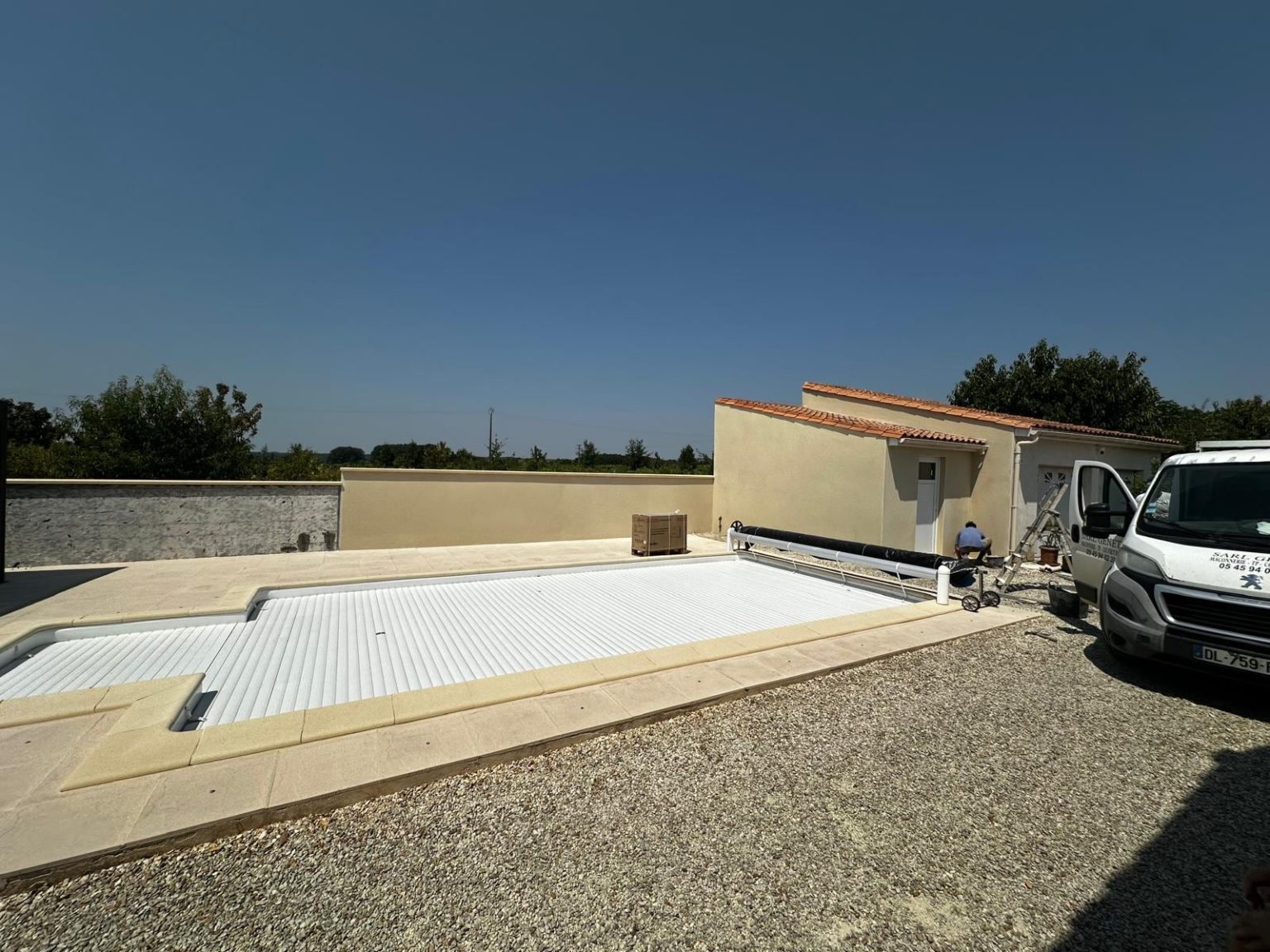 Piscine avec couverture et plage, Mansle