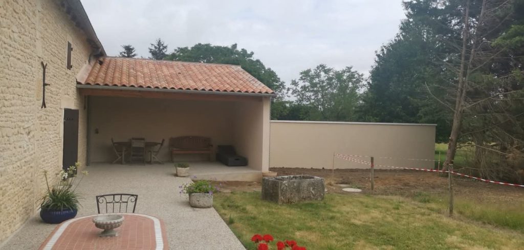 Préau, mur de clôture enduit et cour, Confolens
