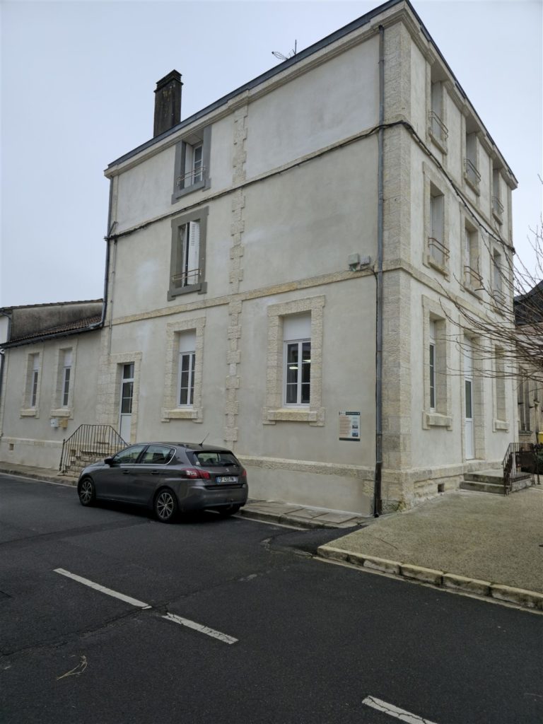 Façade ravalée de l’école maternelle de Chasseneuil-sur-Bonnieure