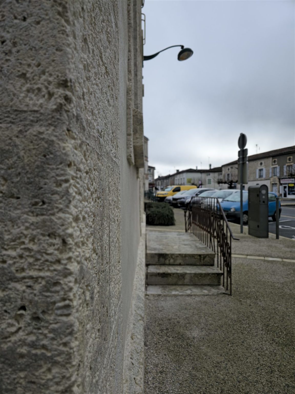 Détail de l’enduit de façade de l’école maternelle de Chasseneuil-sur-Bonnieure
