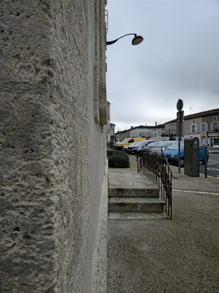 Détail de l’enduit de façade de l’école maternelle de Chasseneuil-sur-Bonnieure