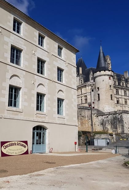 Façade ravalée d'un immeuble près du château, La Rochefoucauld