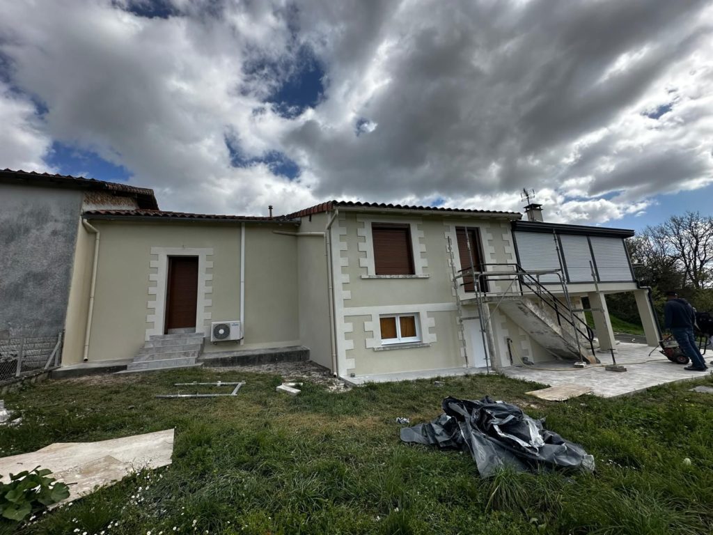 Façade ravalée d'une maison à encadrements à La Rochefoucauld
