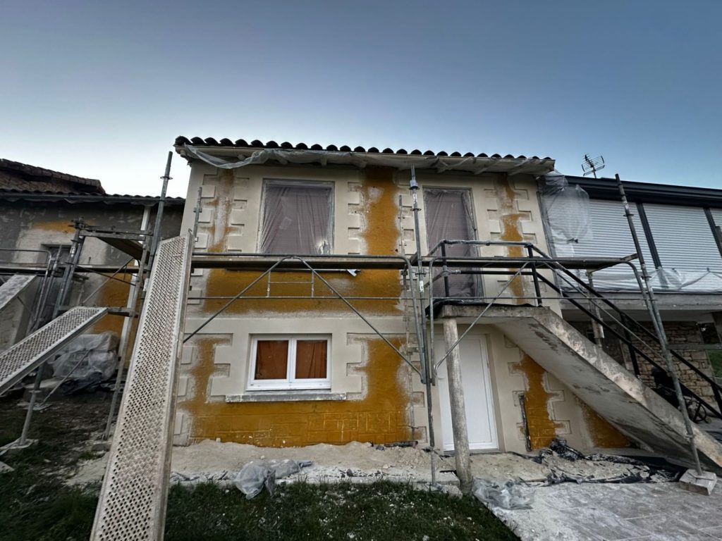 Façade avant ravalement à La Rochefoucauld, ancien enduit décapé