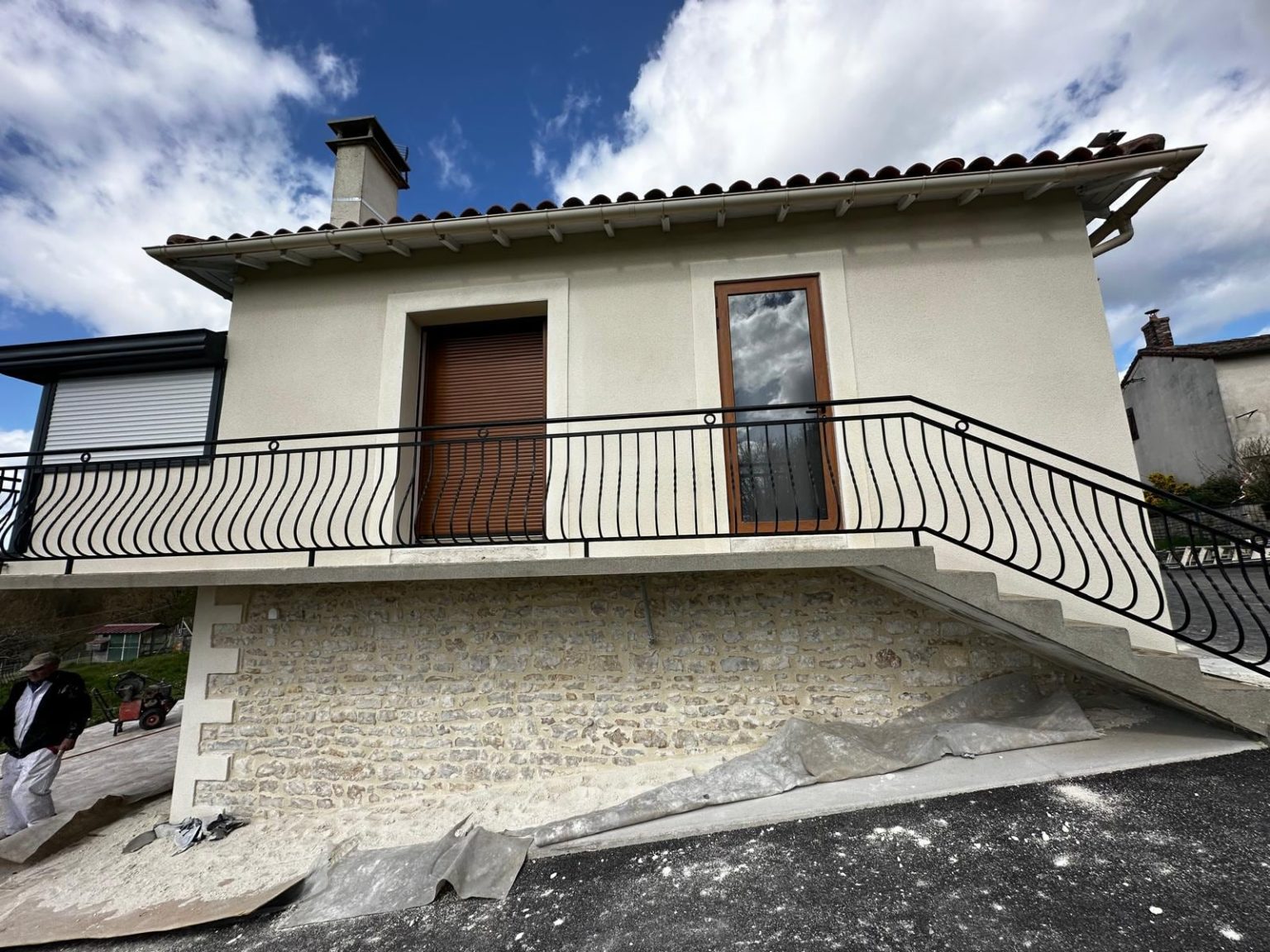 Façade ravalée avec balcon, La Rochefoucauld