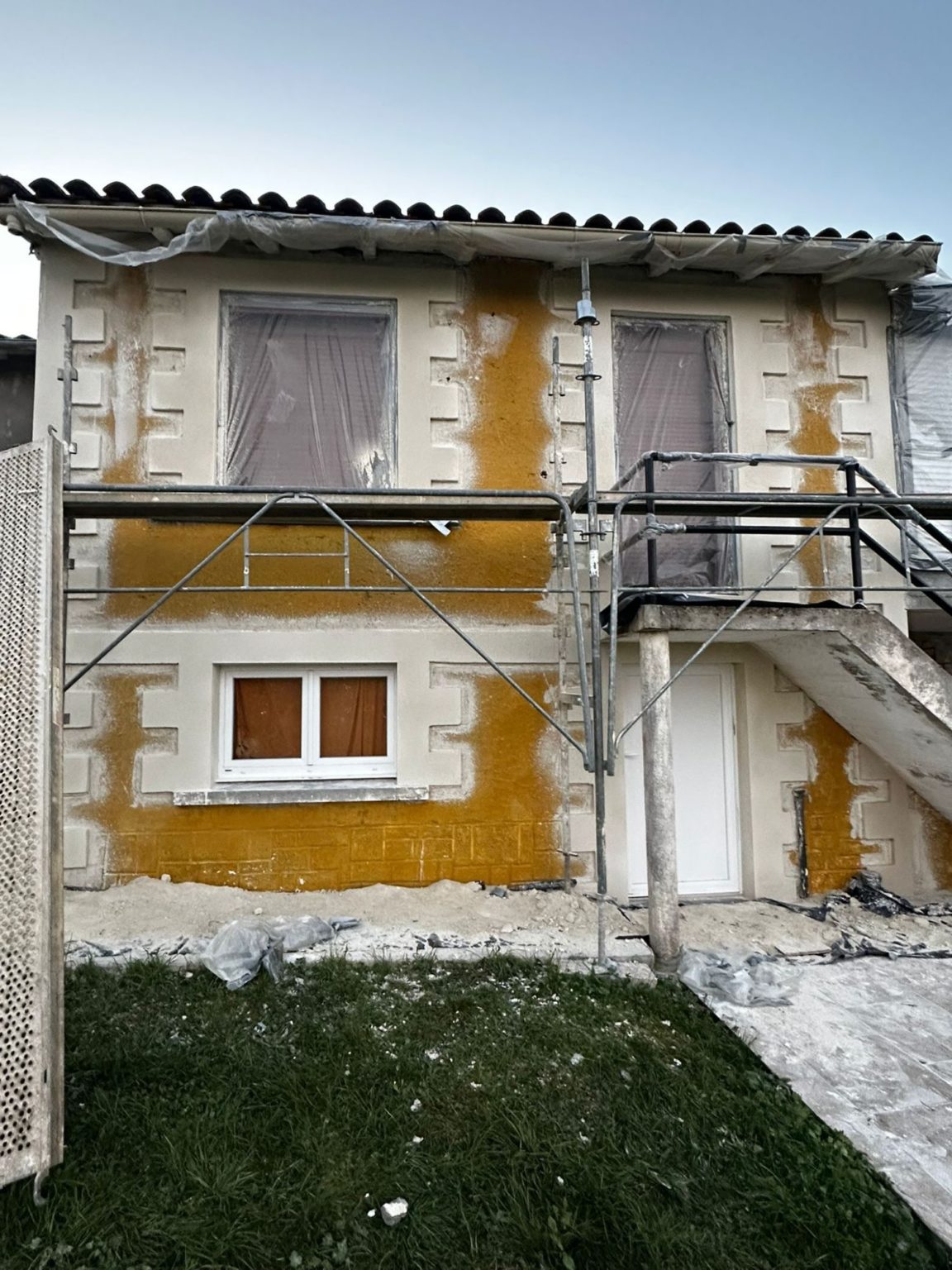 Décapage de l'ancien enduit d'une façade à La Rochefoucauld