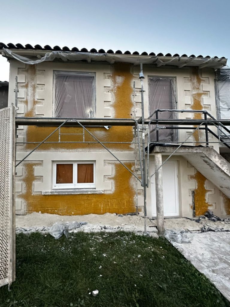 Décapage de l'ancien enduit d'une façade à La Rochefoucauld