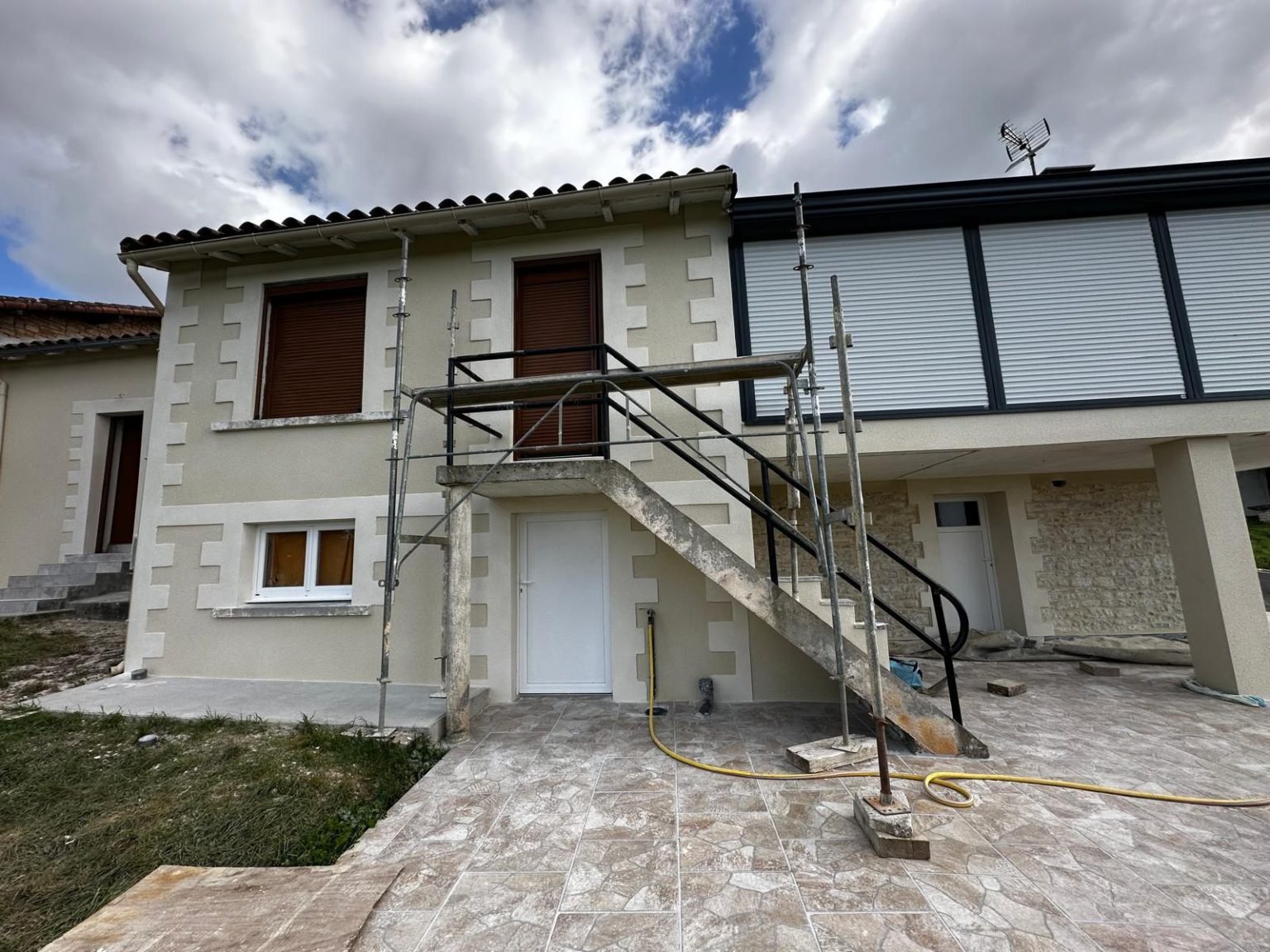 Finitions du ravalement de façade à La Rochefoucauld, encadrements refaits