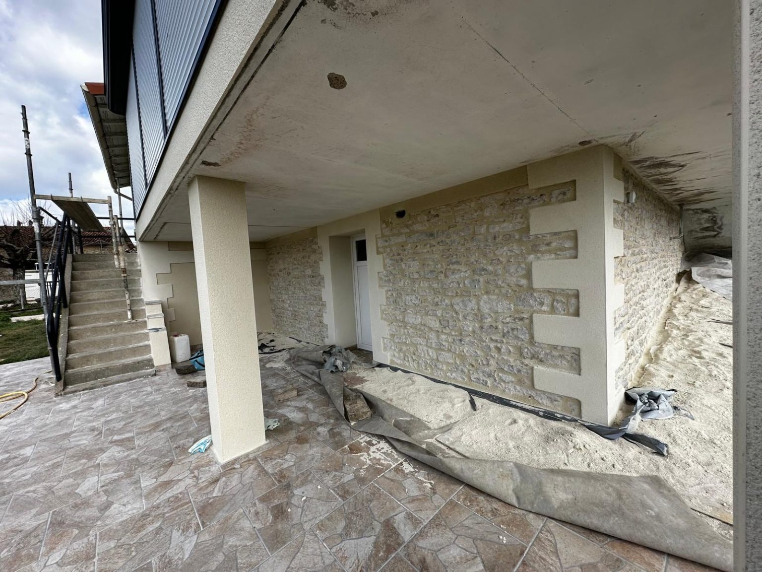 Soubassement en pierre et façade ravalée, La Rochefoucauld