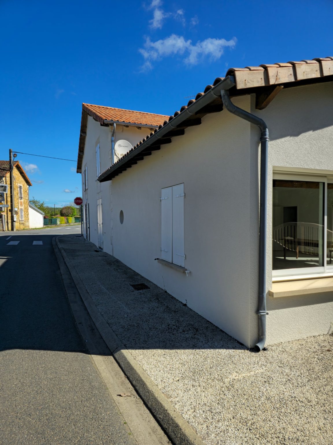Façade latérale ravalée et enduite, Nieuil