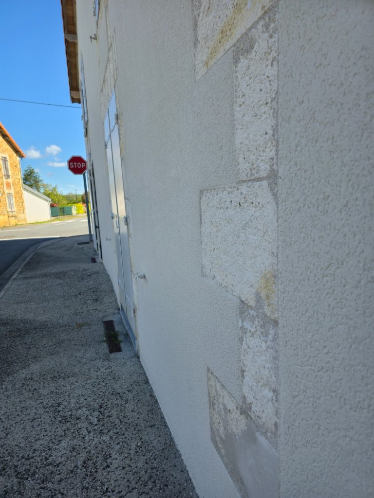 Enduit de façade et encadrements en pierre, Nieuil