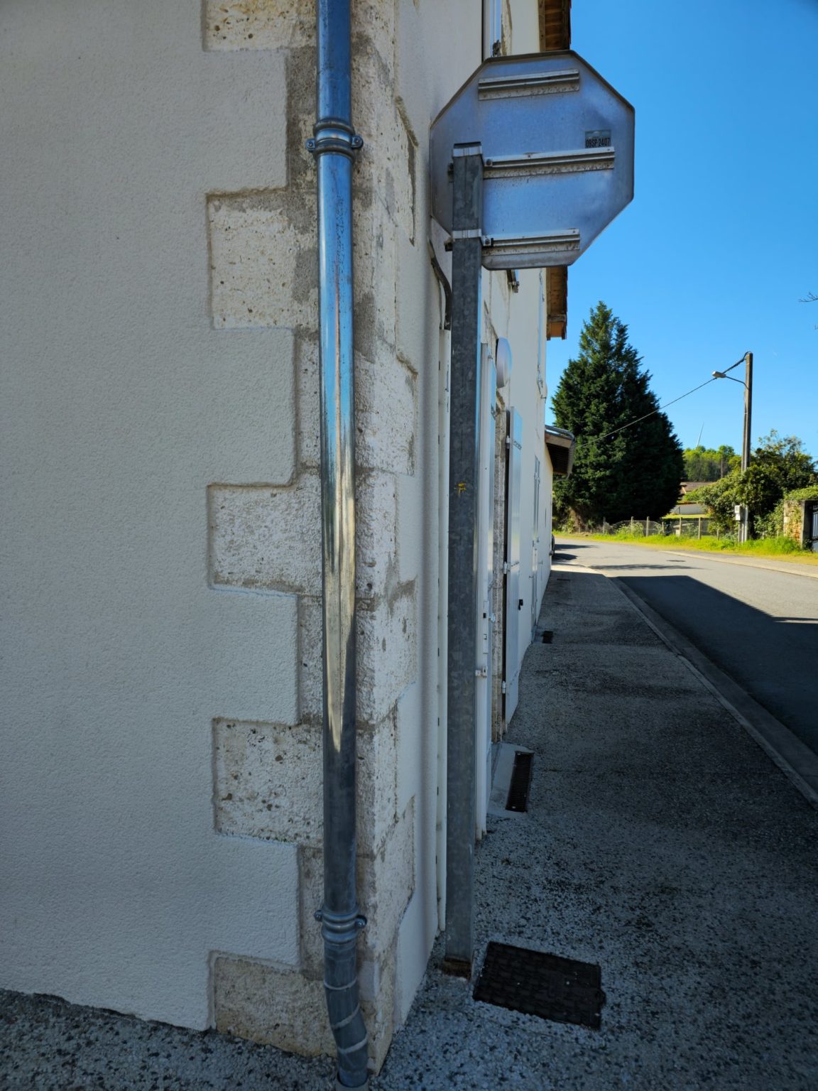 Angle de façade enduite avec chaînage en pierre, Nieuil