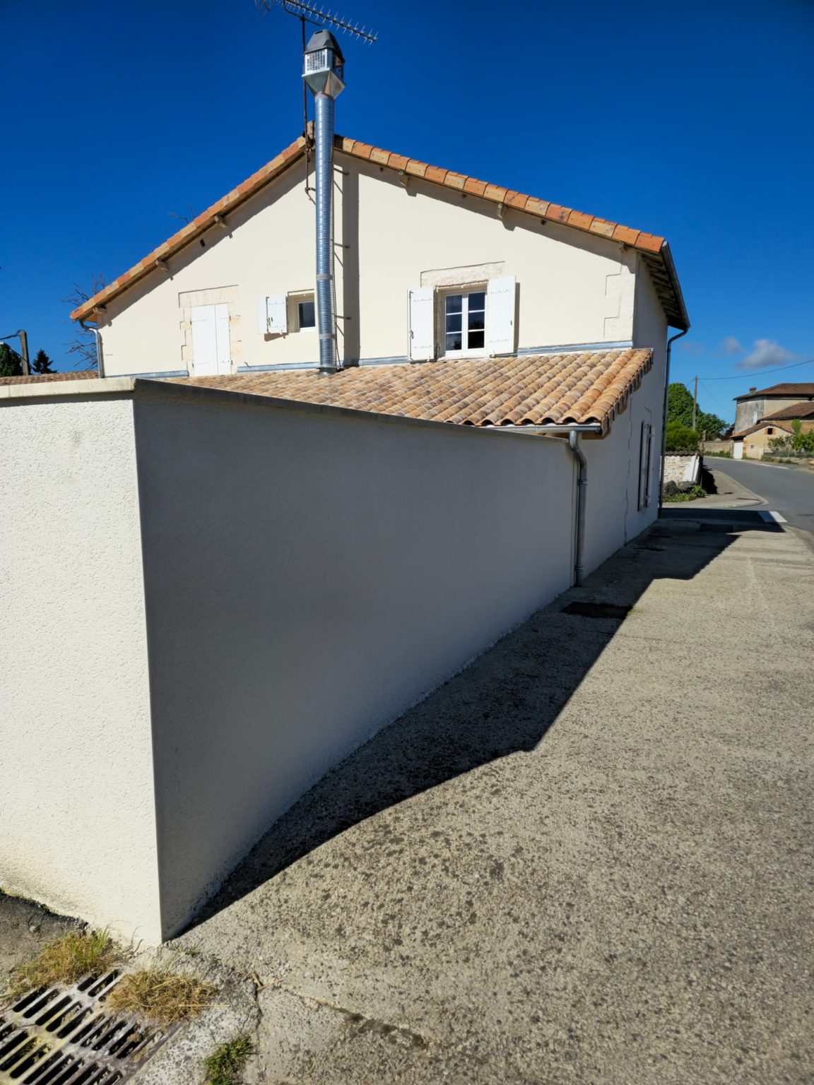 Mur de clôture enduit le long de la rue, Nieuil