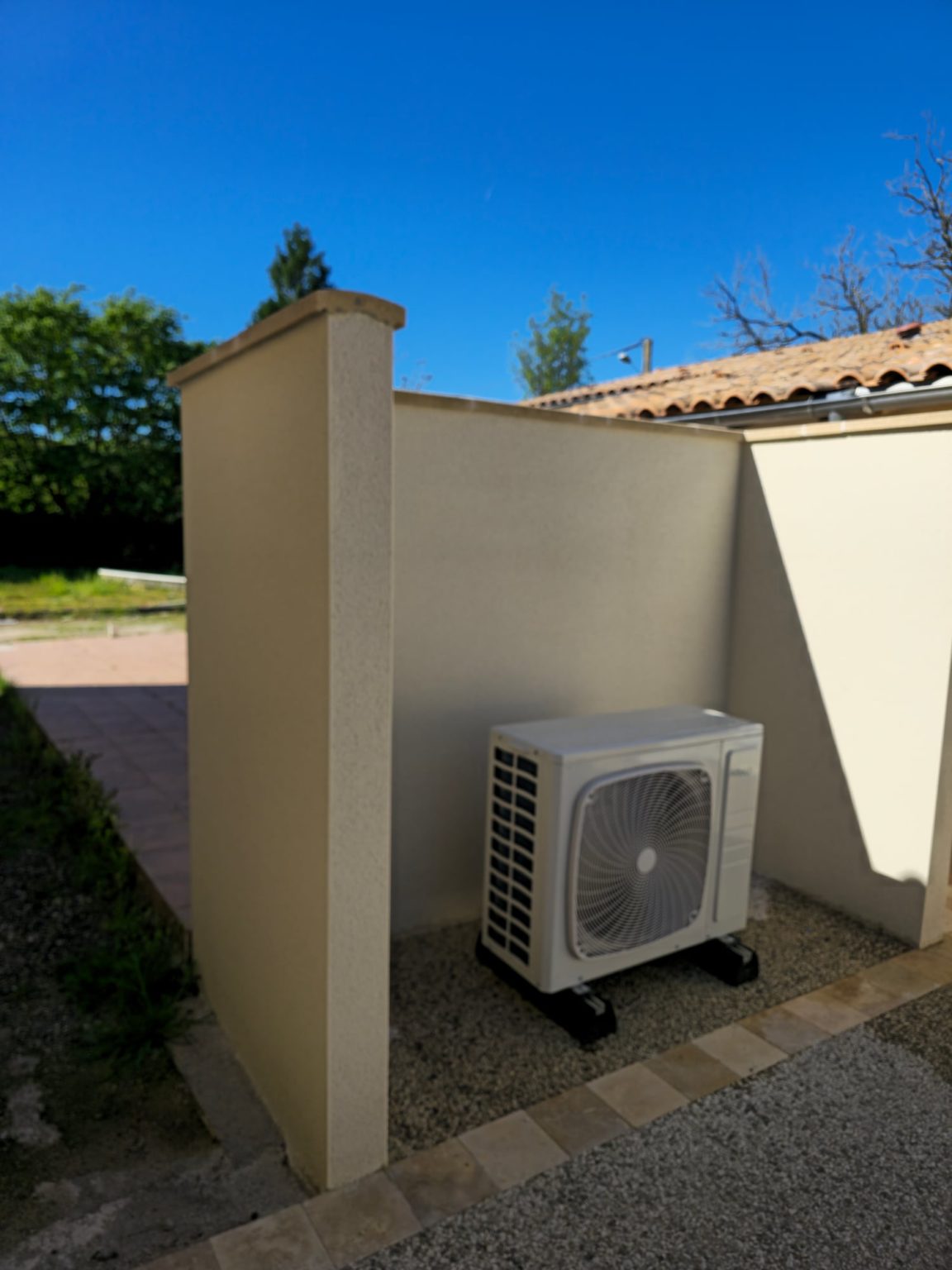 Muret enduit masquant une unité de climatisation, Nieuil