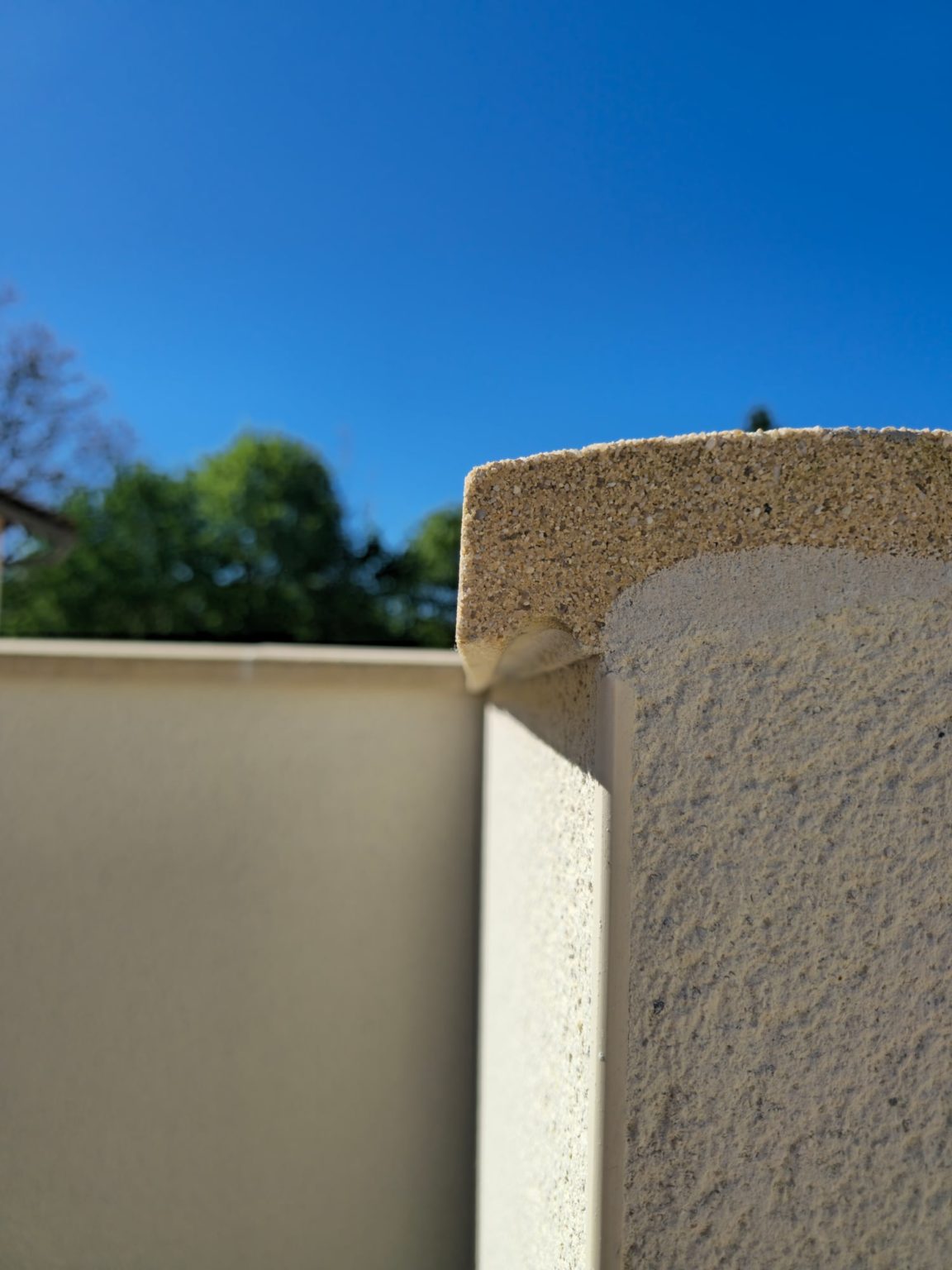Chaperon arrondi sur un mur enduit, Nieuil