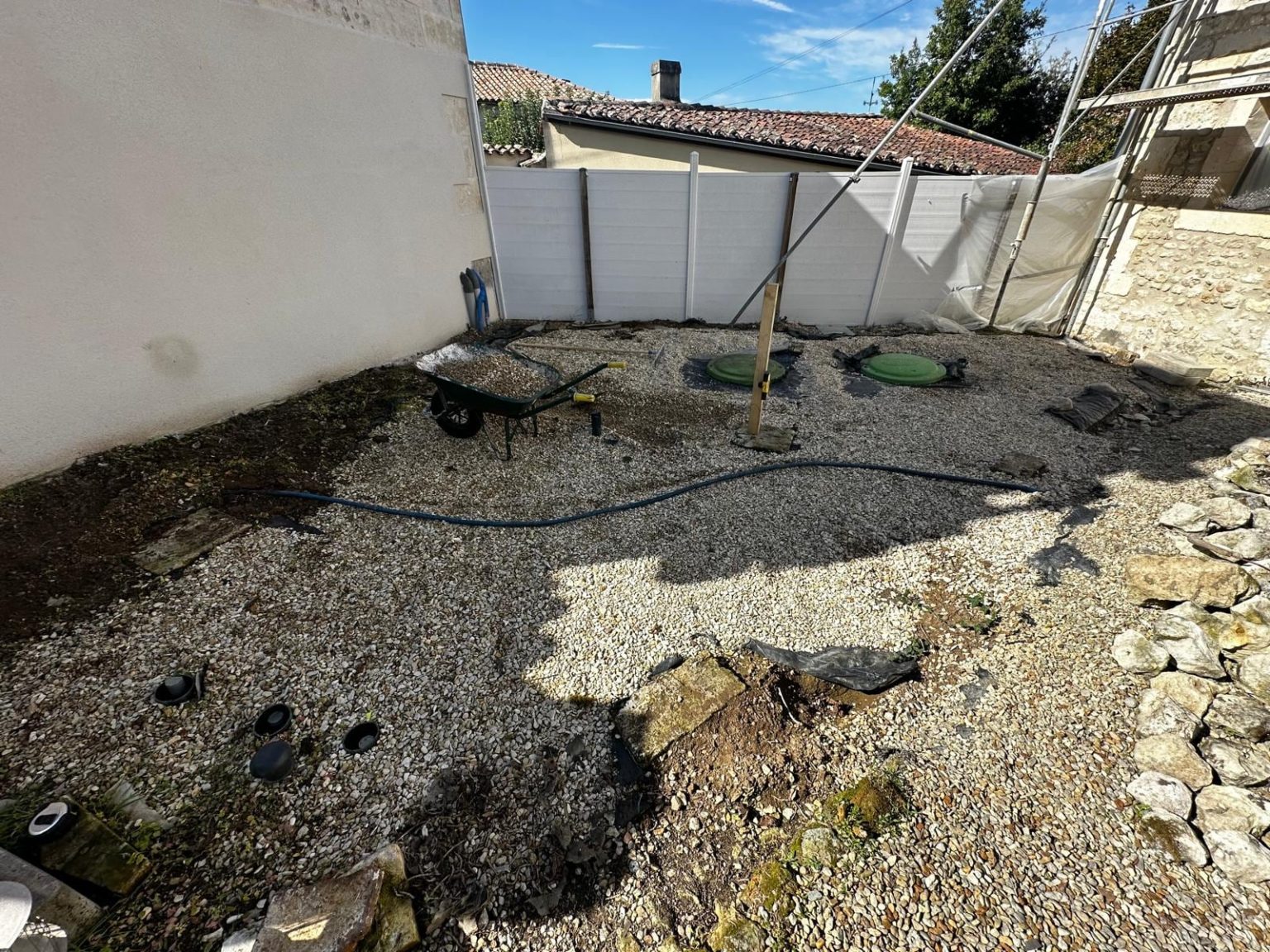 Cour avant la terrasse, regards de fosse, Blanzac-Porcheresse
