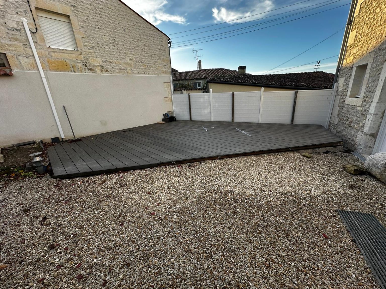 Terrasse composite dans la cour, Blanzac-Porcheresse