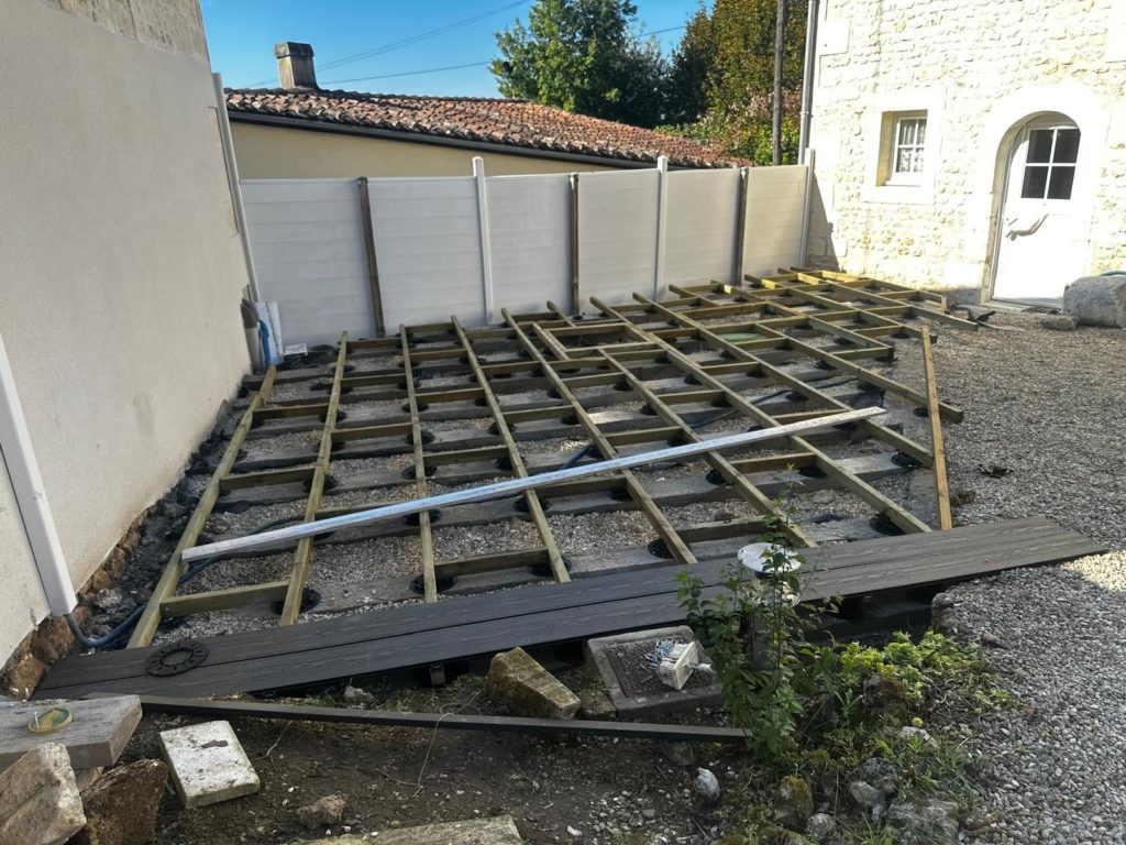 Ossature de la terrasse sur plots réglables, Blanzac-Porcheresse