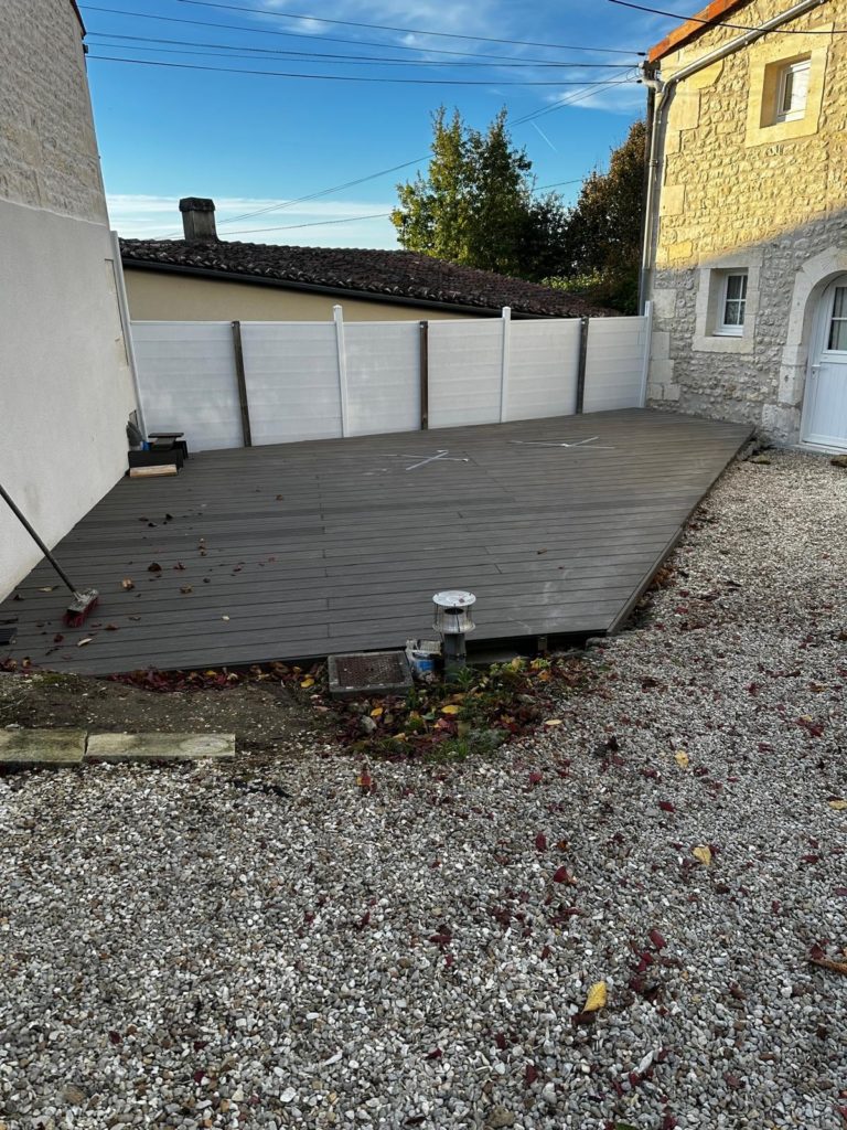 Terrasse en lames composites sur plots à Blanzac-Porcheresse