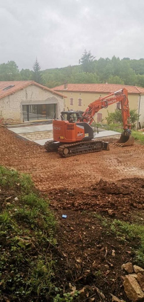 Terrassement à la pelle pour la création de l’allée, Beaulieu-sur-Sonnette
