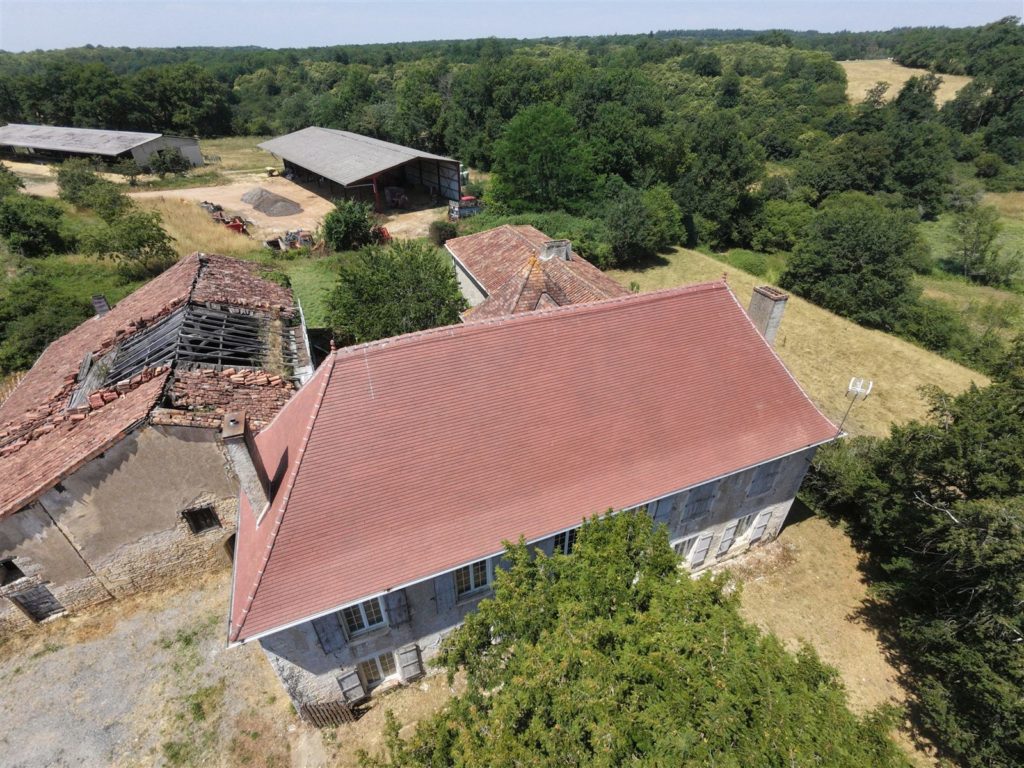 Toiture neuve en tuiles sur un corps de ferme à Chasseneuil-sur-Bonnieure, vue du ciel
