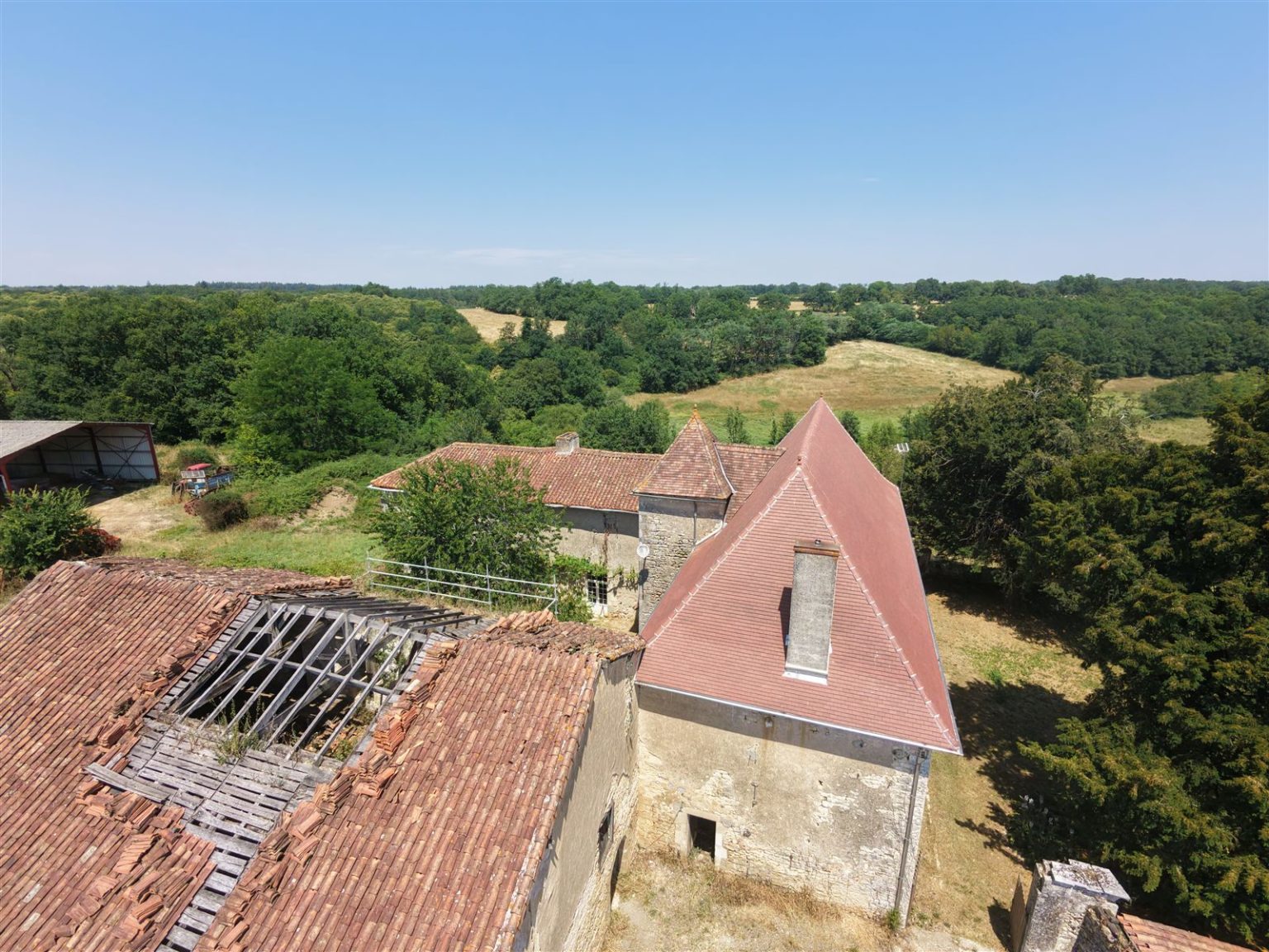 Corps de ferme à Chasseneuil-sur-Bonnieure : toiture neuve et bâtiment voisin encore à couvrir