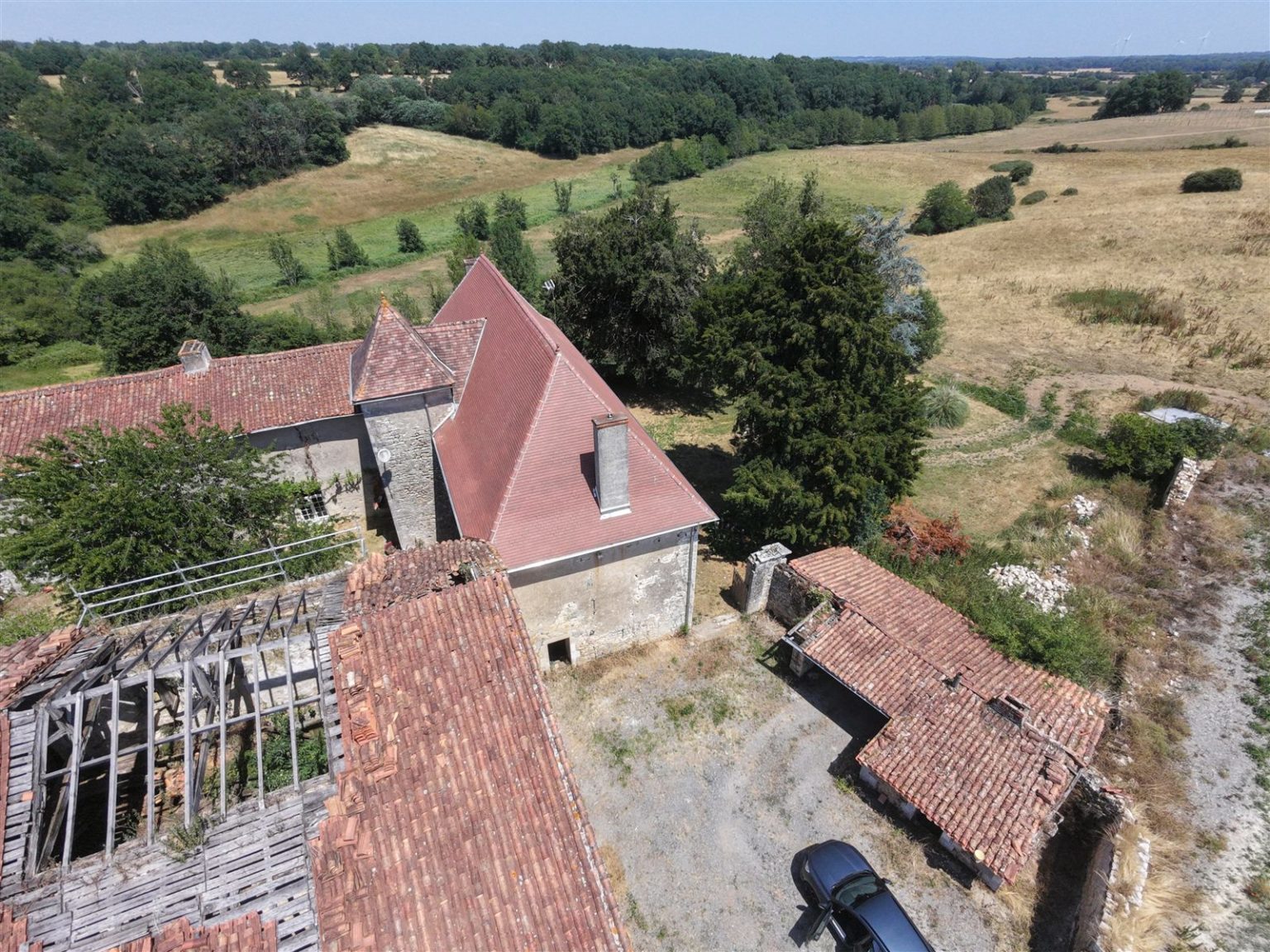 Vue aérienne du chantier de couverture du corps de ferme, Chasseneuil-sur-Bonnieure