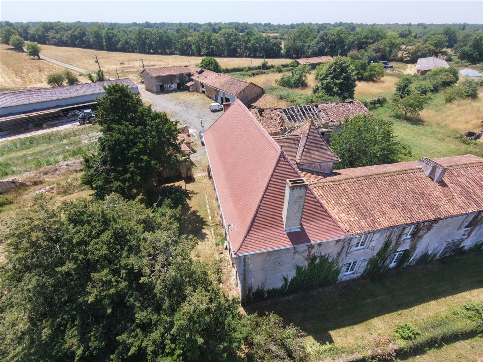 Corps de ferme avec sa toiture neuve à Chasseneuil-sur-Bonnieure