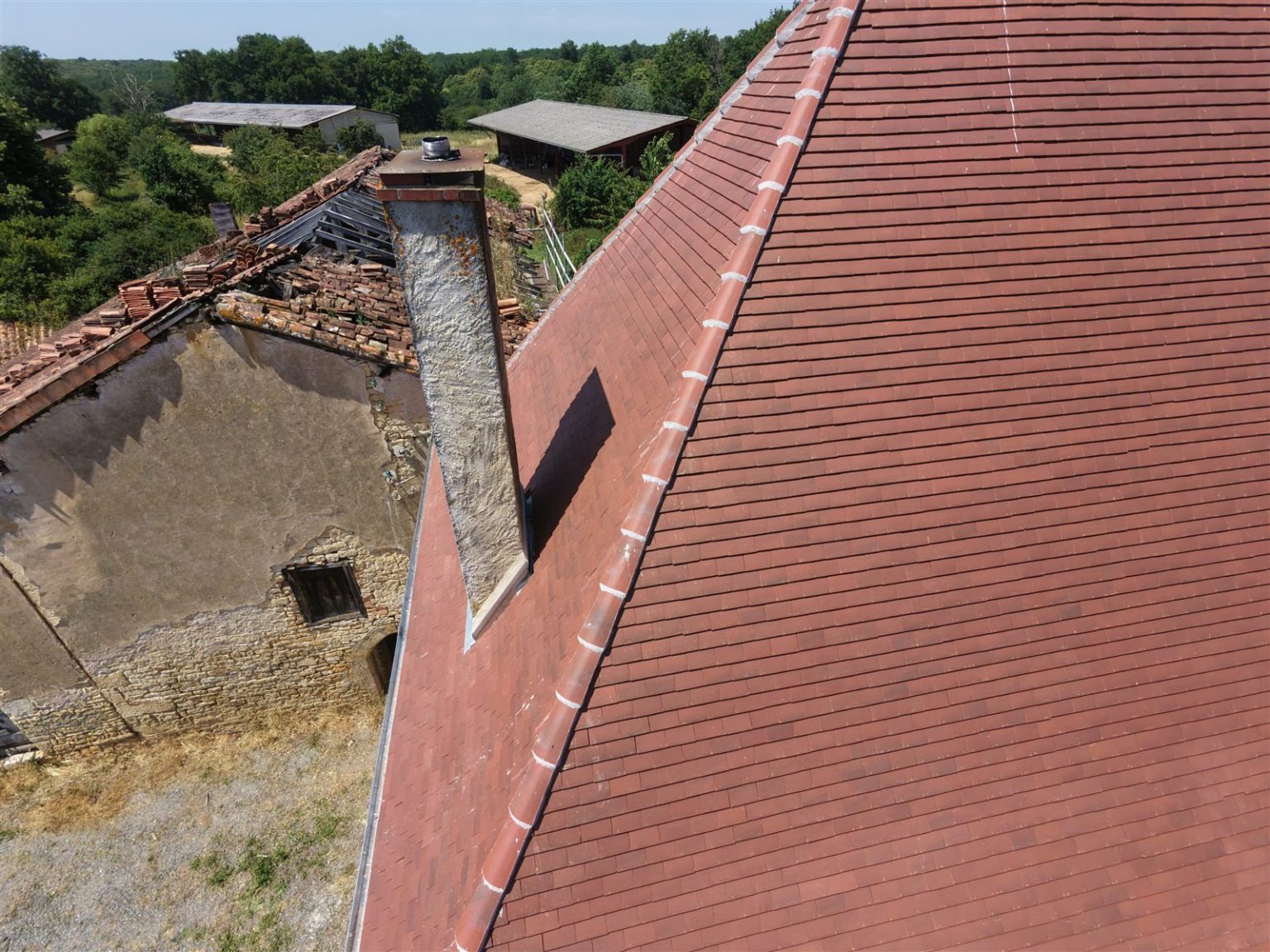 Pan de toiture neuf en tuiles et souche de cheminée, Chasseneuil-sur-Bonnieure