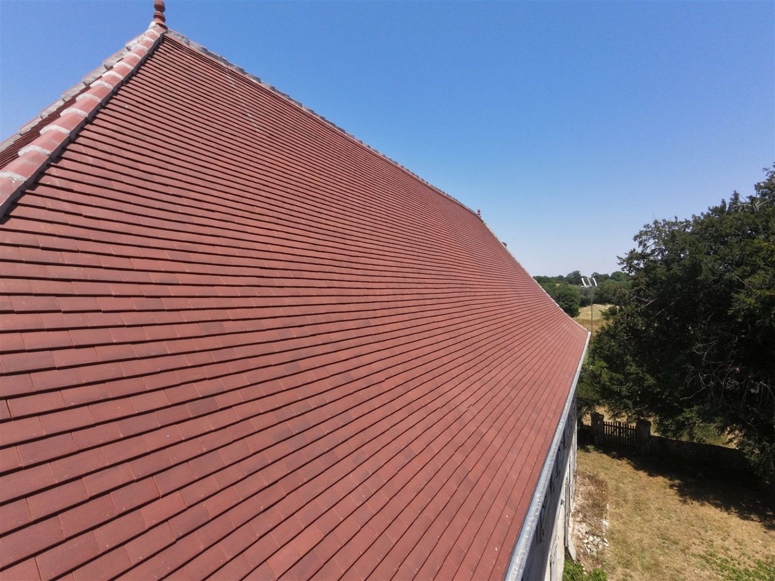 Faîtage et pan de toiture neuf, vue du drone, Chasseneuil-sur-Bonnieure
