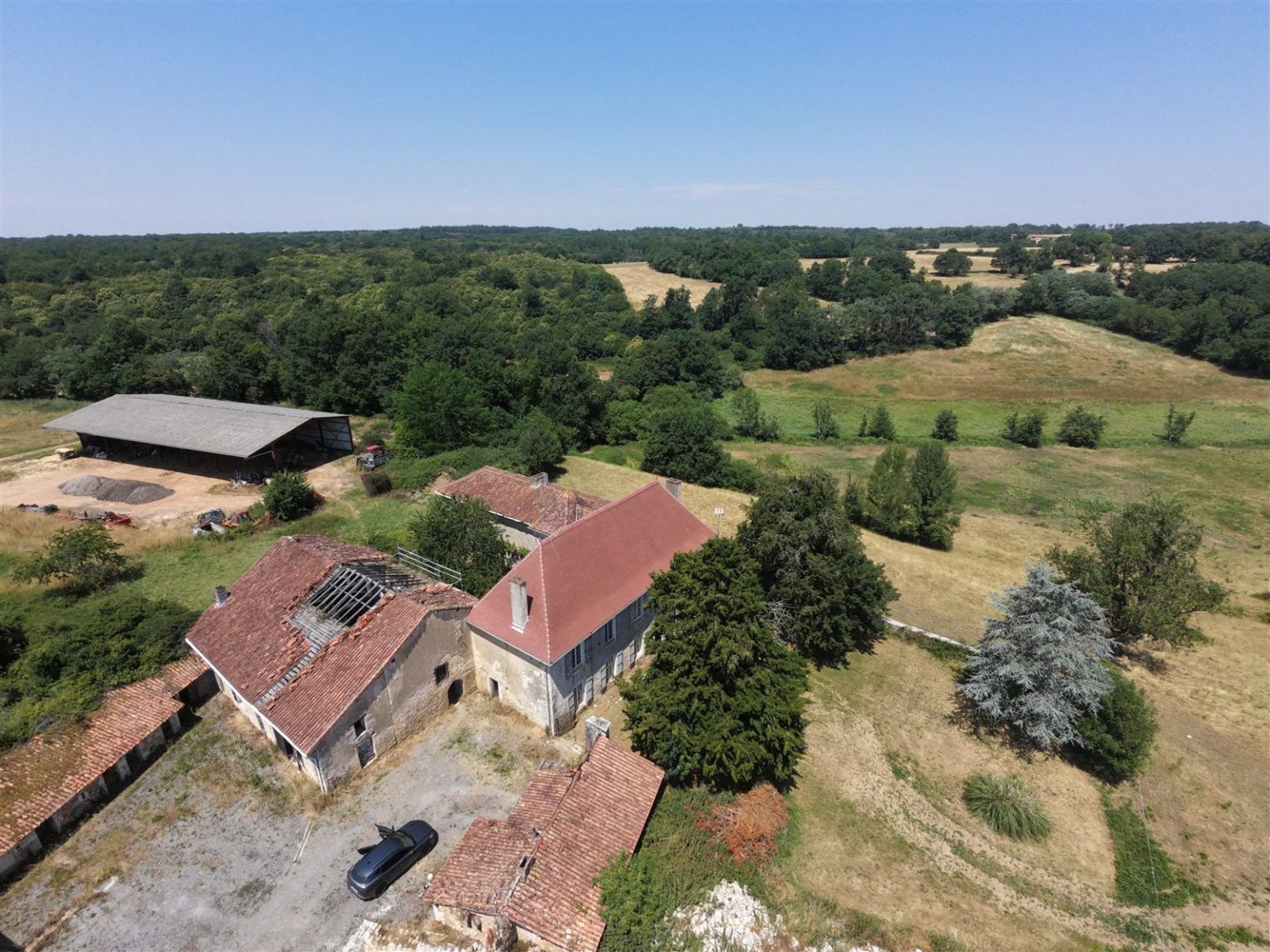 Vue d’ensemble du corps de ferme et de ses toitures, Chasseneuil-sur-Bonnieure