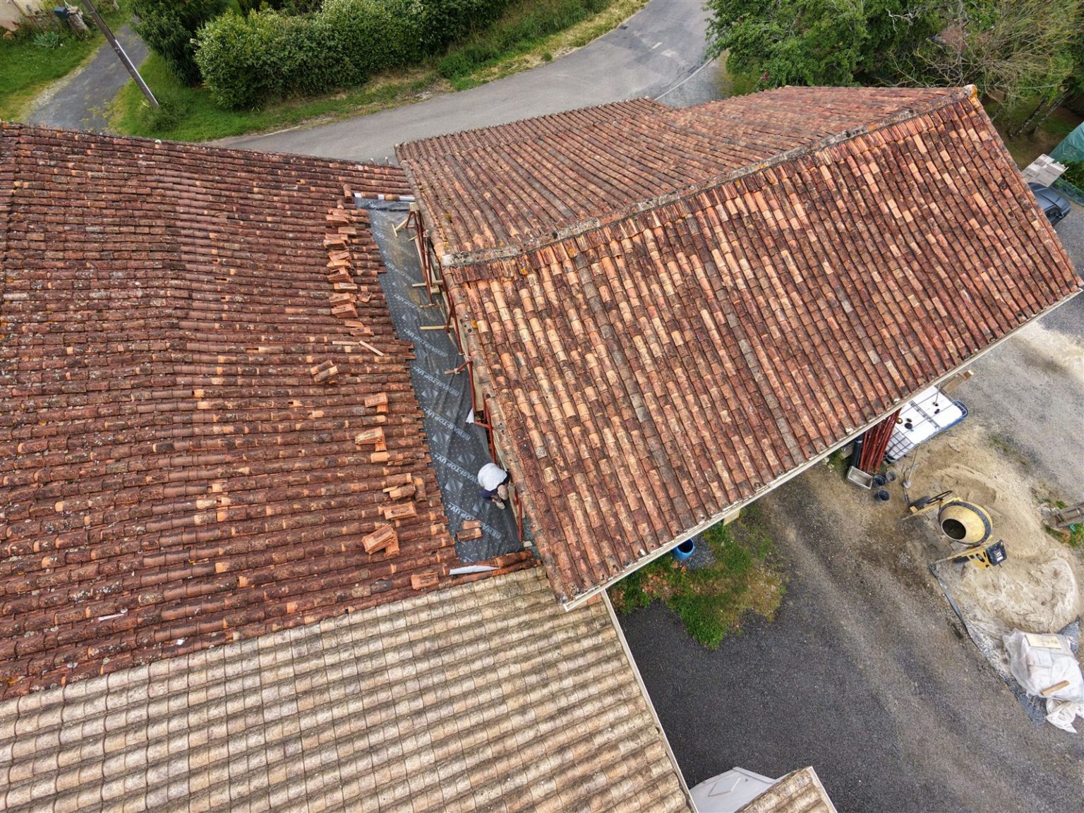 Toiture en tuiles canal en cours de réfection, vue du drone, Verteuil-sur-Charente